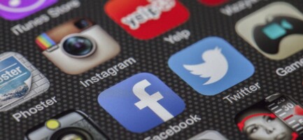 TIK TOK "STARE INSIEME ONLINE"